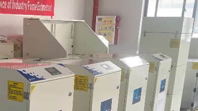 凈化塑料模具廠煙塵污染，就用執(zhí)信環(huán)保工業(yè)煙塵凈化器